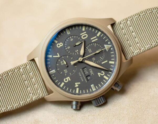 The integrated design of this timepiece will remind you of the desert.