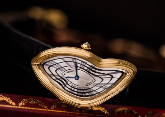 The shape of the case of this Cartier is so distinctive and amazing.