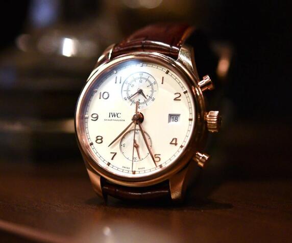 The classic design makes the timepiece suitable for formal occasion.
