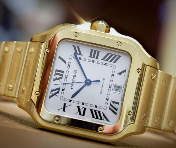 With the gold case, this Santos has been endowed with the ultra luxury and nobility.
