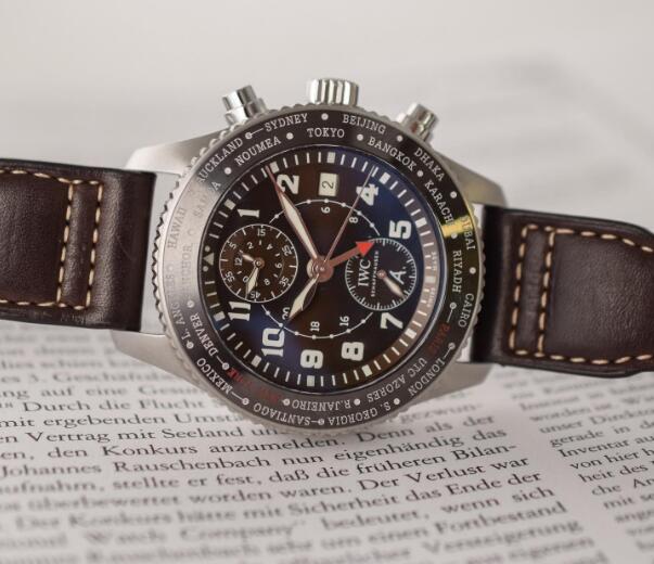 The timepiece has combined the two practical functions which are convenient to pilots.